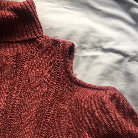 Turtleneck sweater with cold shoulder detail sizeM - Picture 2 of 6